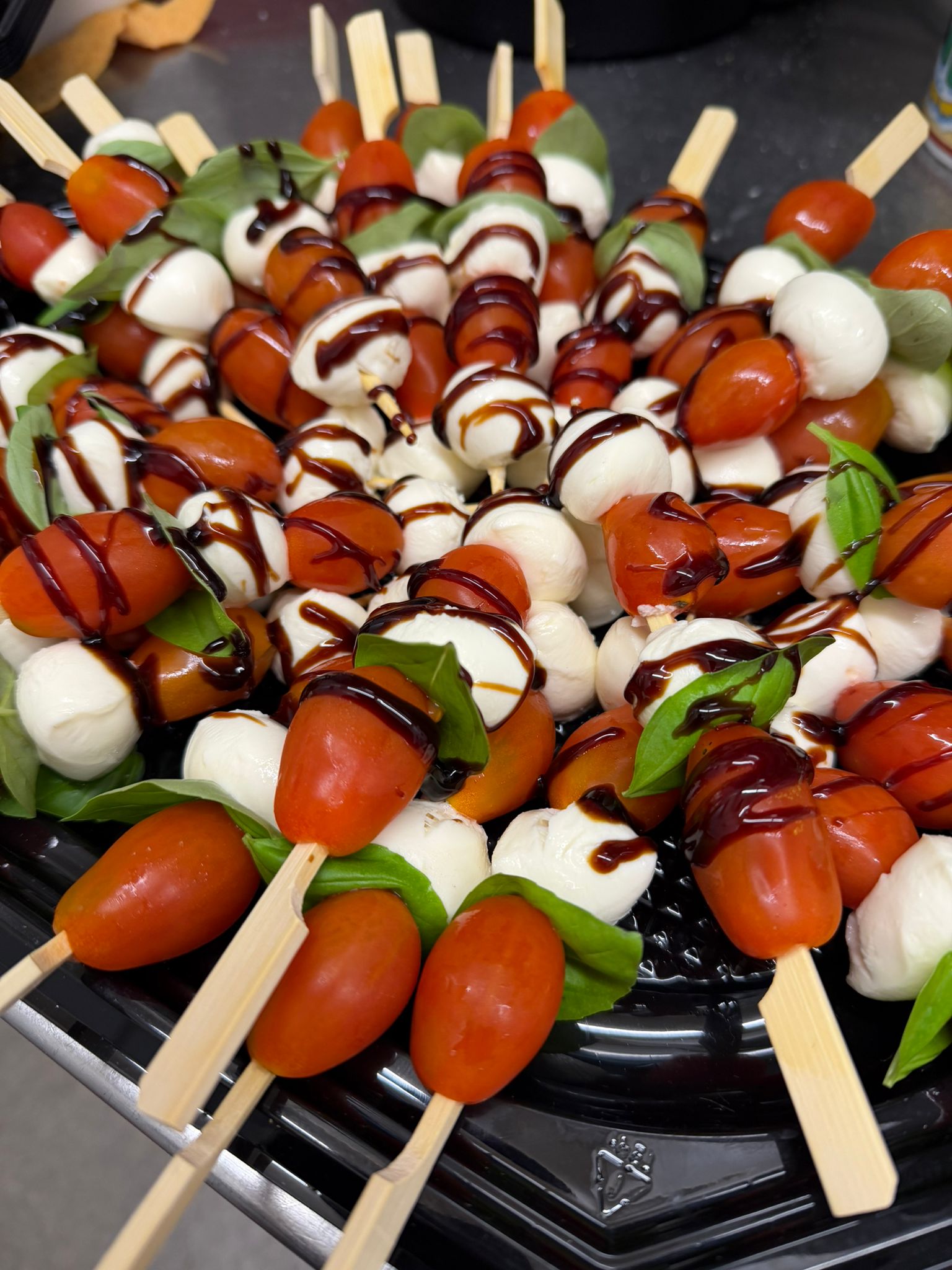 Tomate Morzarella Spies mit Balsalikum Creme